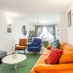 Unique Vintage Apartment Goodmayes
