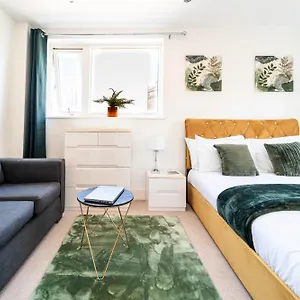 Greenwich Station Suite: Luxury 2-bed With Playstation Apartment London
